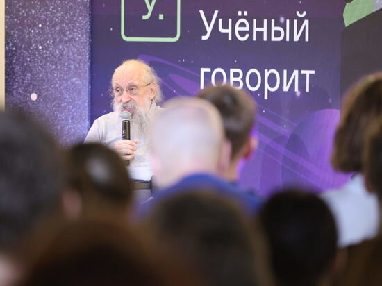     Анатолий Вассерман встретился с псковскими студентами / Александр Елисеев