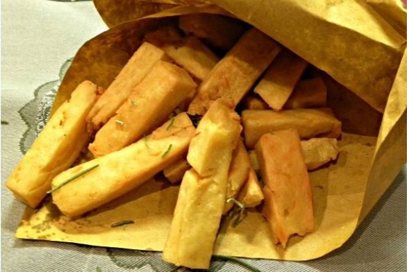 Стрит-фуд: панисса в виде палочек.