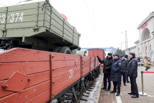 Легендарная «Полуторка» на платформе ретро-поезда. Фото пресс-службы СКЖД. 