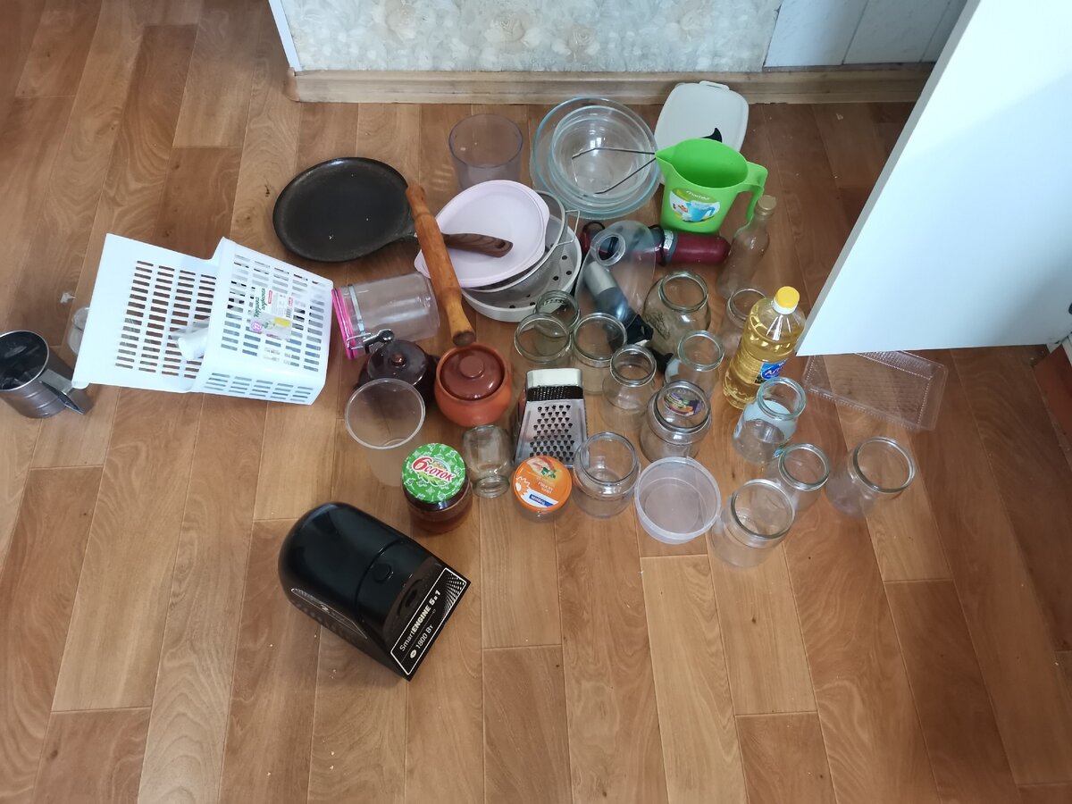 Вот например банки из стола выгребла, которые там накопились за сезон заготовок, и отправила на антресоли. 