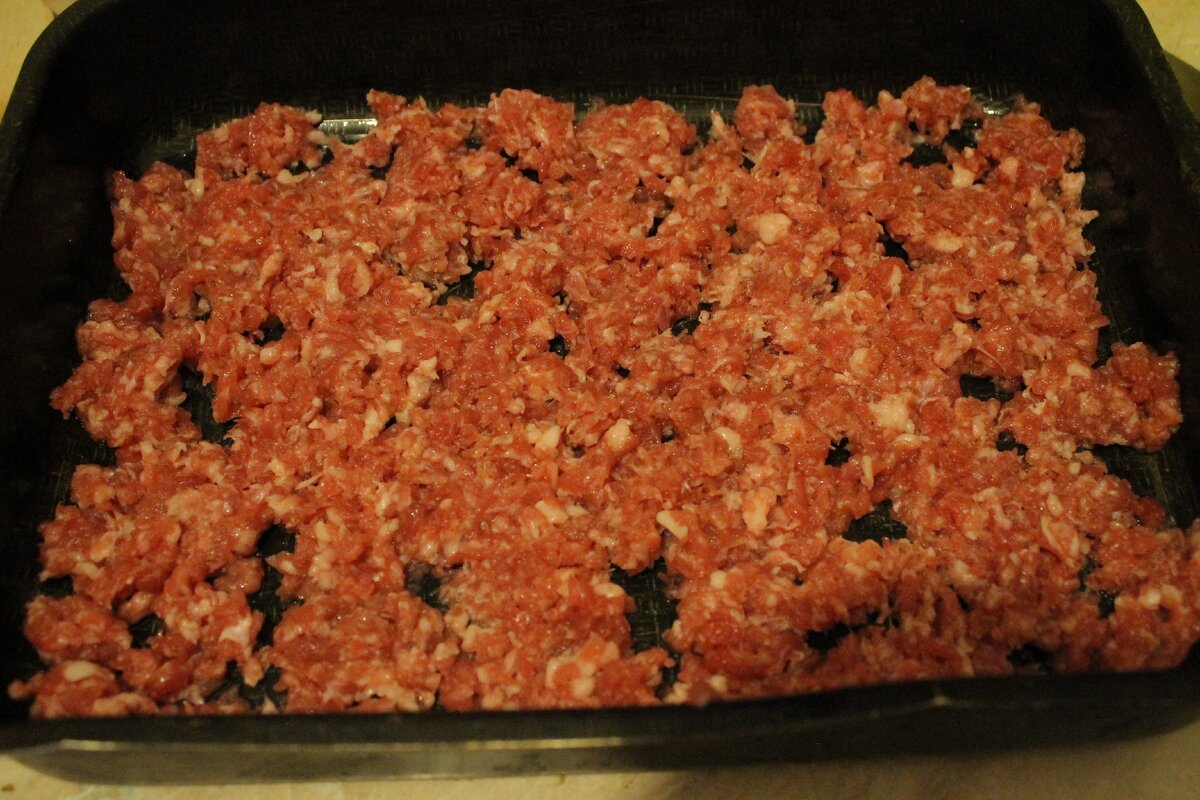 Форма у меня большая, поэтому немного не хватило местами фарша.