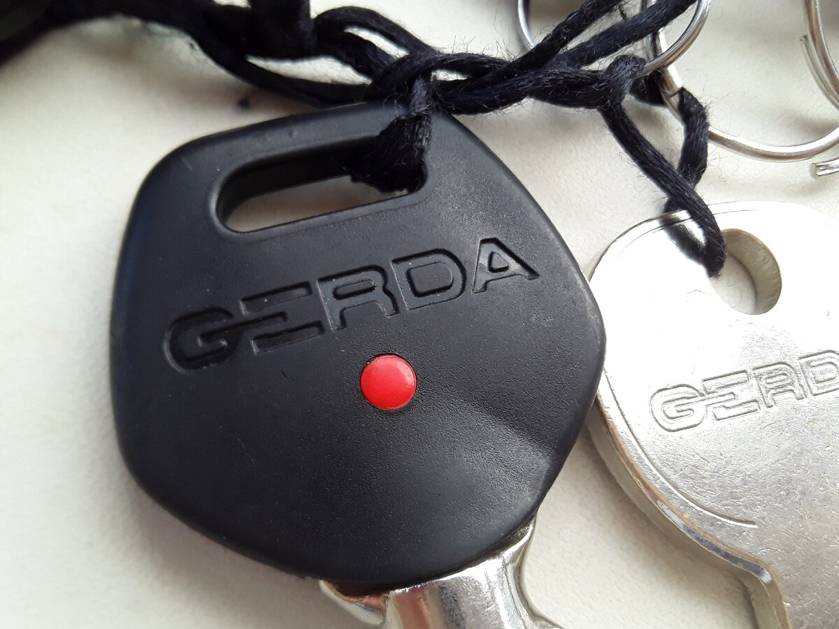 Знаком бренд? Сами ключи за 10 лет эксплуатации свой внешний вид не потеряли. 