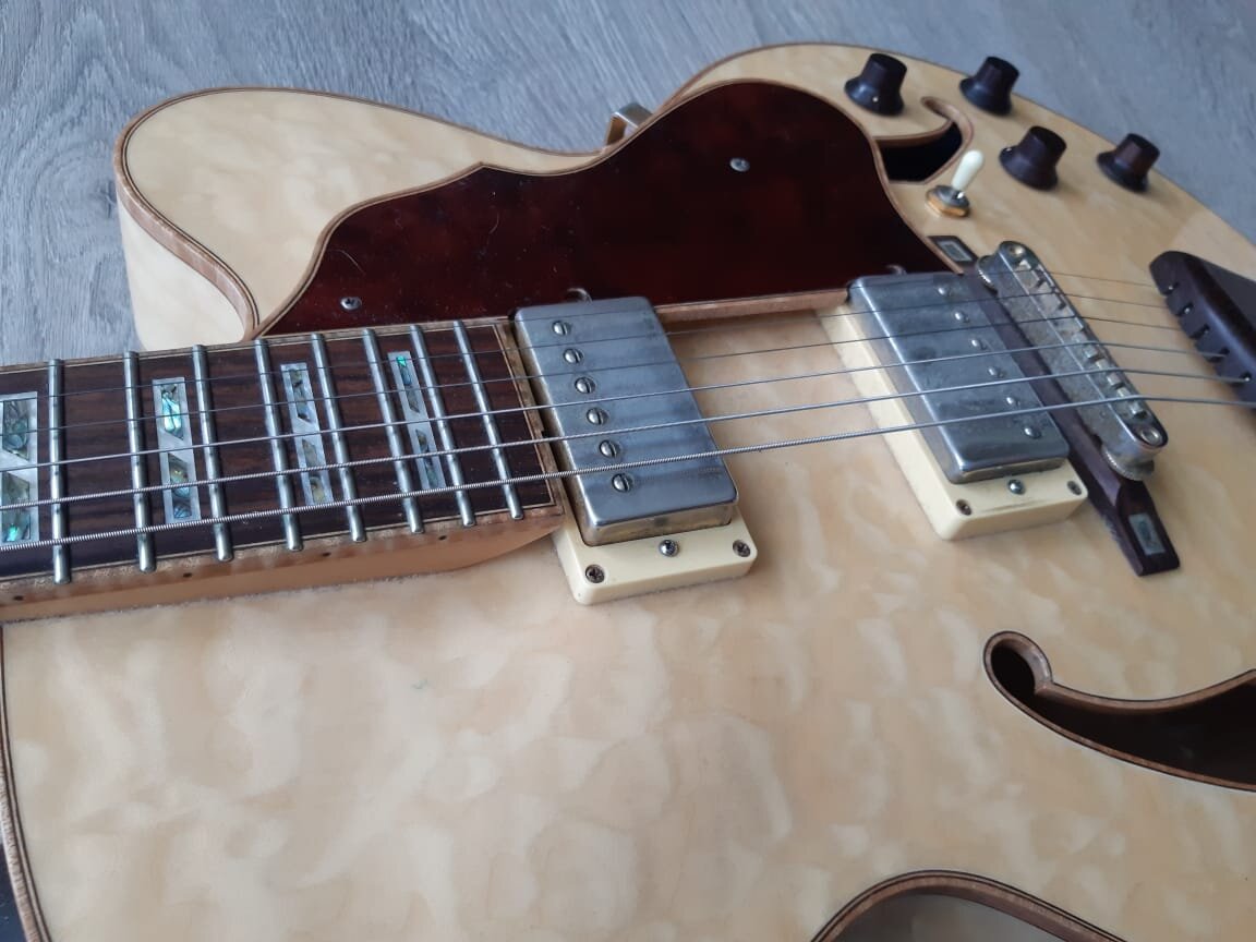 Видно крутой шпон, инкрустации и деревянные крутилки.