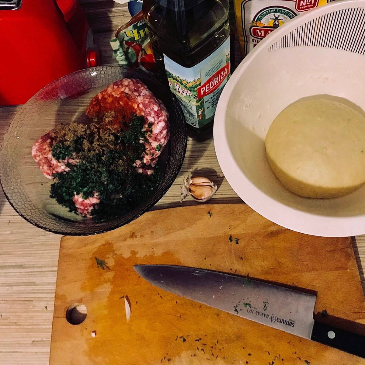 Фарш должен быть насыщенным, не жалейте специй и зелени.