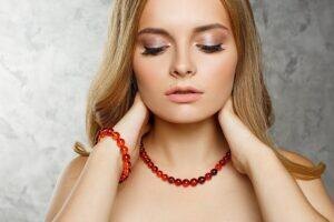 Нет металлу, да – дереву и ткани