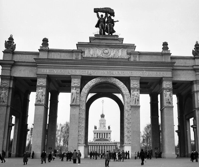 Главный вход ВДНХ, 1956 г. Фото Валентина Хухлаева.