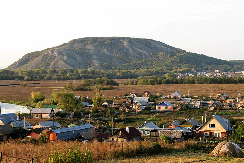 Село на фоне Куштау, который защищает его от ветра.