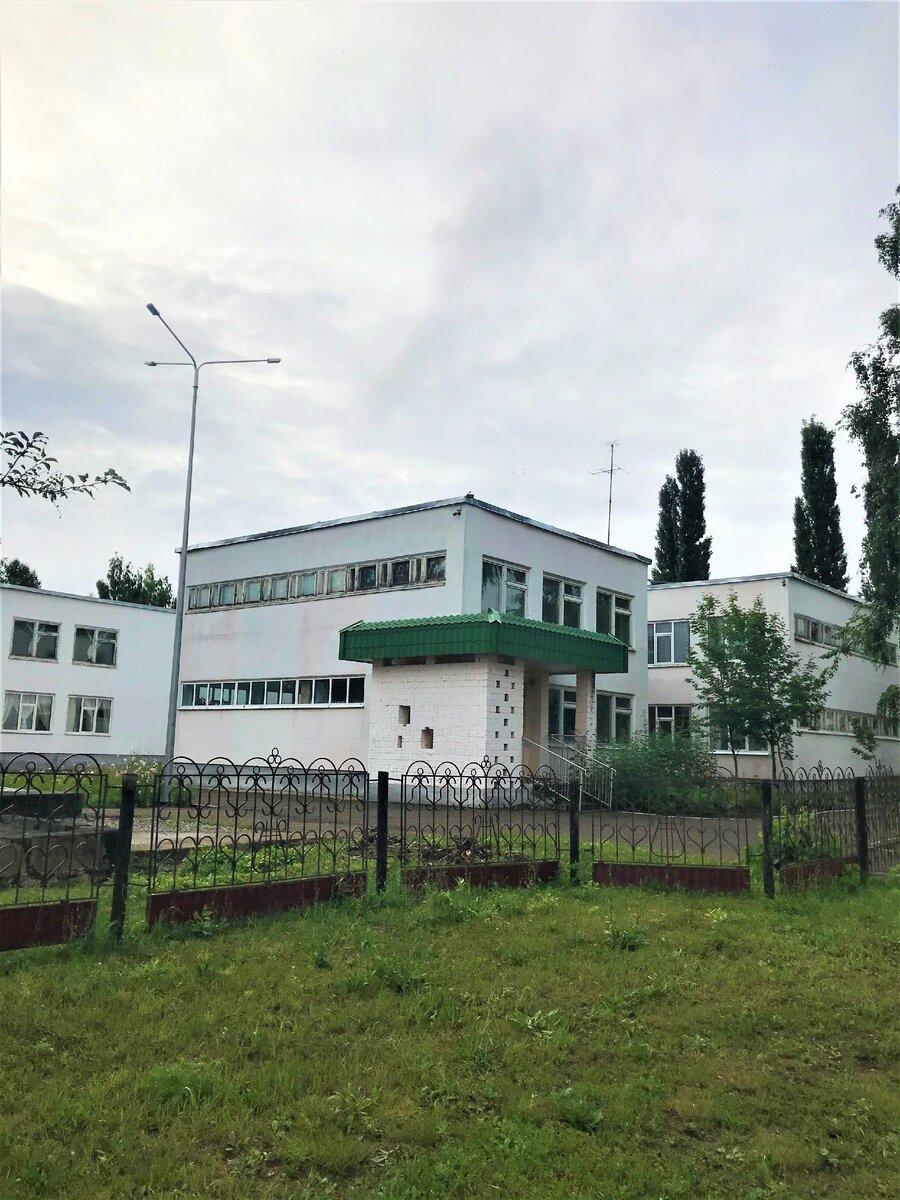 Здание моей художественной школы, а ранее в нем был детский сад "Радуга", в который я ходила