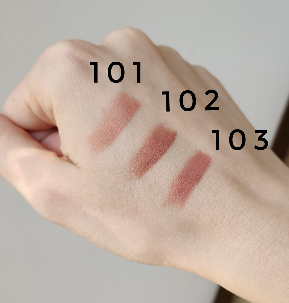 У меня три самых универсальных оттенка: 101, 102 и 103. Они мягкие, идеально ложатся на губы, выглядят очень естественно, не сушат, легко растушевываются и достаточно универсальны, подойдут большинству девушек.