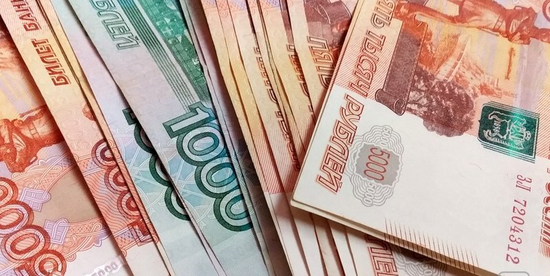 Ранее мы писали о довольно странном распоряжении главы администрации города Кирова, в котором распределялись средства, выделенные на поддержку малого и среднего предпринимательства. Тогда мы обратили внимание на то, что львиная часть средств выделяется без конкурса организации "Центр инновационного развития" на консультации и информирование субъектов МСП. С соответствующими вопросами мы обратились в пресс-службу администрации города. Как оказалось, МБУ «Центр инвестиционного развития» является подведомственным департамента экономического развития и предпринимательства администрации города Кирова и работает в рамках так называемого муниципального задания, которое финансируется за счет предоставления субсидий без каких-либо конкурсных процедур. 
Отдельным пунктом следует отметить и процедуру оценки эффективности работы подведомственного учреждения. Так, все ключевые показатели эффективности учреждения формируются на основании оценки потребности в оказании муниципальных услуг, которая проводится ежегодно учредителем подведомственного учреждения. В данном случае показателем эффективности является объем предоставленных услуг, а не их качество.
