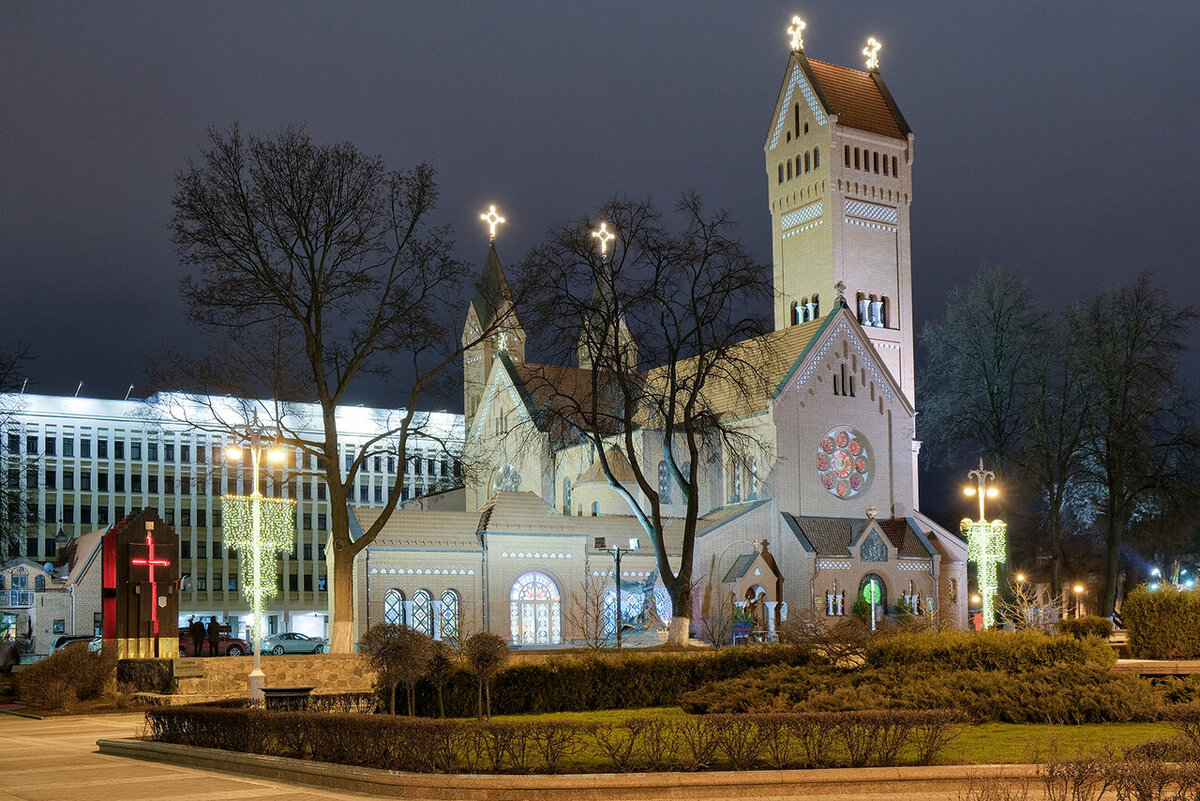 Красный костел в Минске ночь