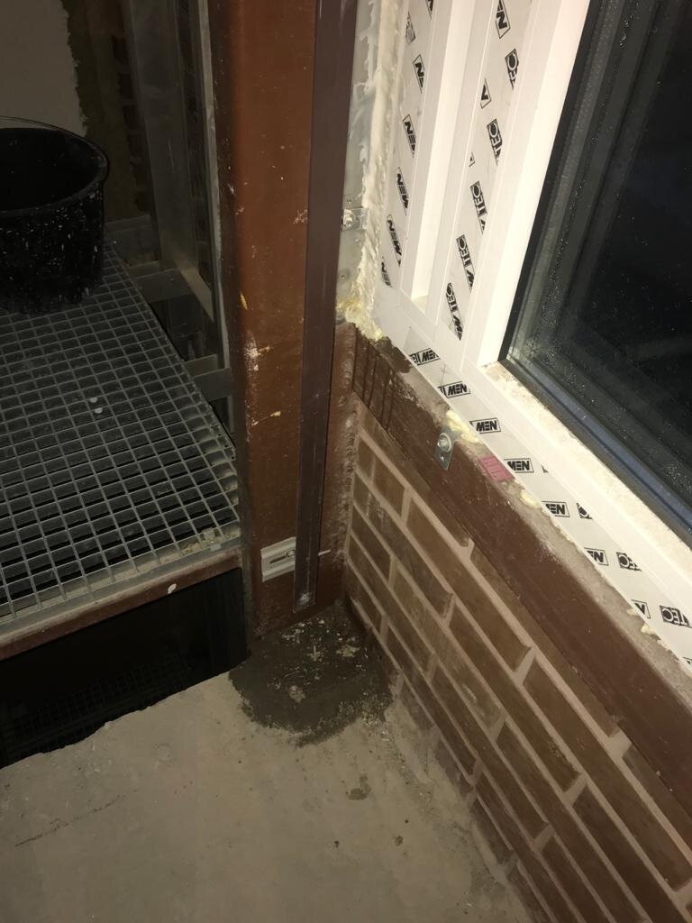 Течь при дожде из-под окна лоджии. Рабочий архив компании Доремстрой