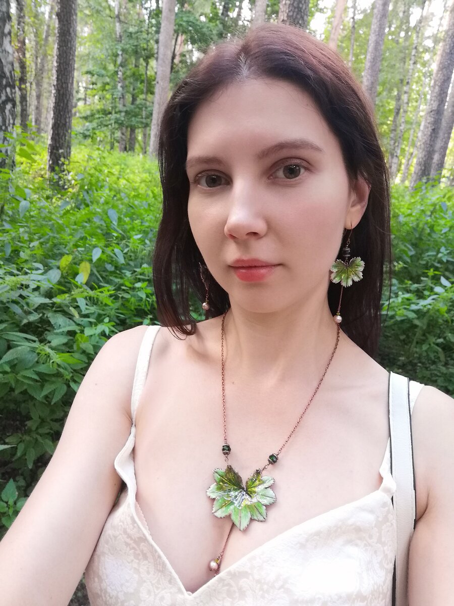 Вот так красится, по мнению моей маменьки - нельзя! Фронталка чуть подъела и без того не яркий макиях.