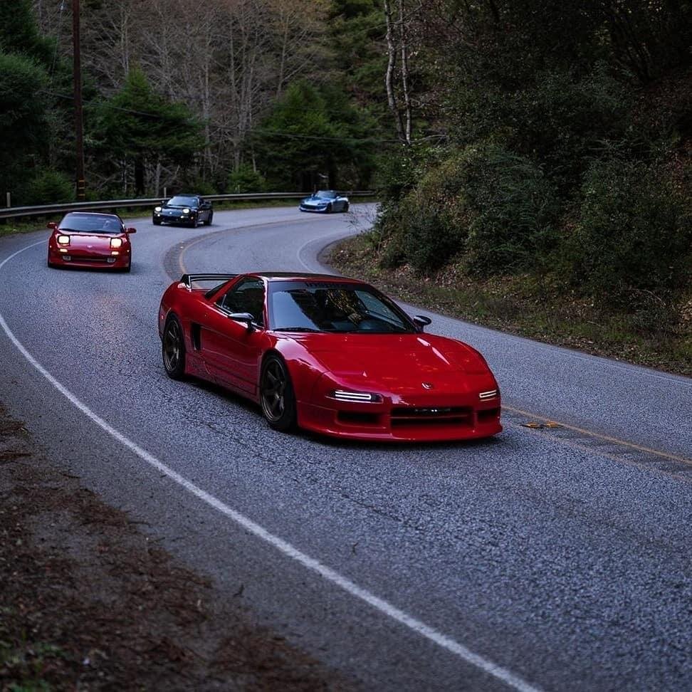 В конце 1980-х годов компания Honda решила создать суперкар, который смог бы конкурировать на равных с аналогичными машинами итальянских и немецких производителей. Прототип Honda NS-X был впервые представлен в феврале 1989 года на автосалоне в Чикаго, а в 1990 году в Японии начались продажи серийного купе Honda NSX. В 1991 года автомобиль вышел на американский рынок под именем Acura NSX.

Конструкция купе была традиционной для машин такого класса: расположенный в базе двигатель, задний привод. Благодаря тому, что кузов автомобиля был сделан из алюминия, удалось добиться небольшого веса машины — снаряженная масса купе составляла 1,3–1,4 тонны. В движение Honda NSX приводилась трехлитровым мотором V6 с системой изменения фаз газораспределения VTEC. Высокофорсированный двигатель мог раскручиваться до 8000 об./мин., а его мощность достигала 274 л. с. Коробки передач — пятиступенчатая механическая или четырехступенчатая автоматическая.