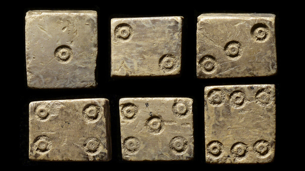 Одна игральная кость в разных проекциях. I - III век нашей эры, материал - кость. Место находки - берег Дуная, Восточная Европа. Фото с сайта ancientresource.com