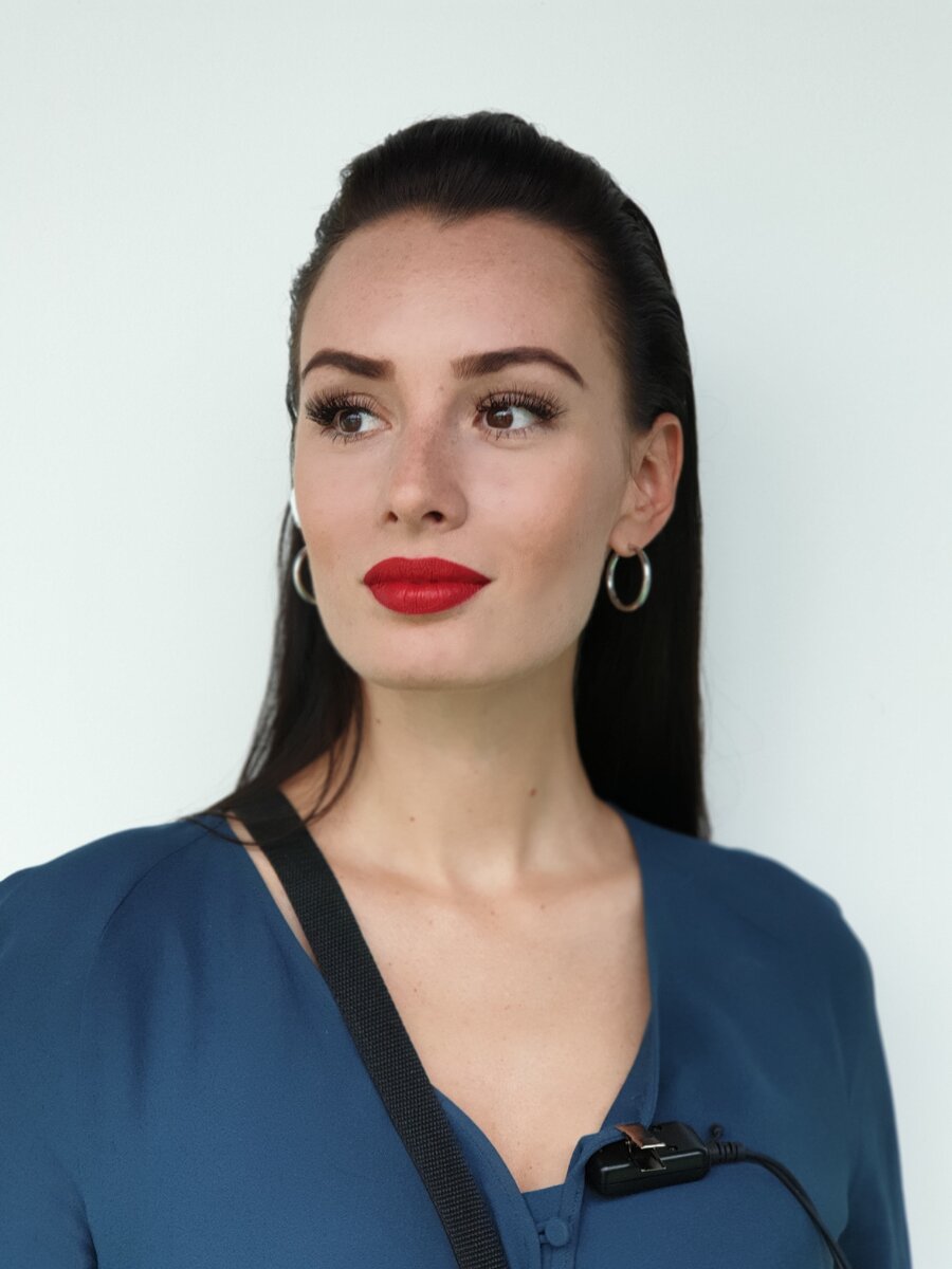 Обожаю свою работу, когда красивые женщины  после моего колдовства становятся еще красивее!