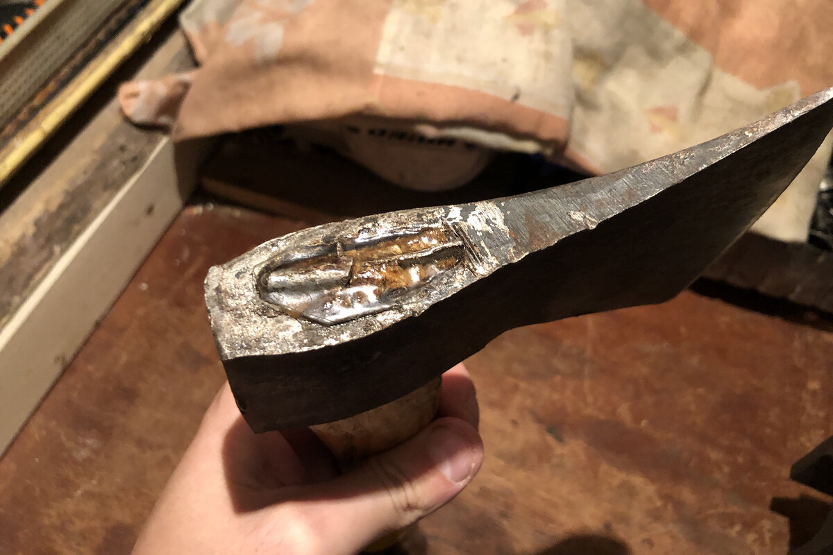 Эпоксидная смола имеет усадку, поэтому замешиваем ее с небольшим запасом.