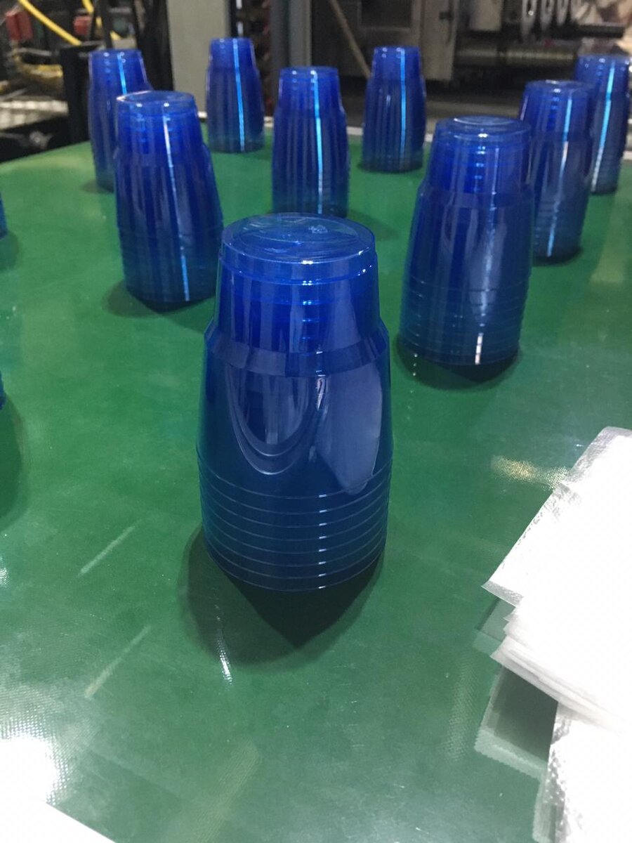 Укладка готовой продукции на конвейер, для последующей упаковки.