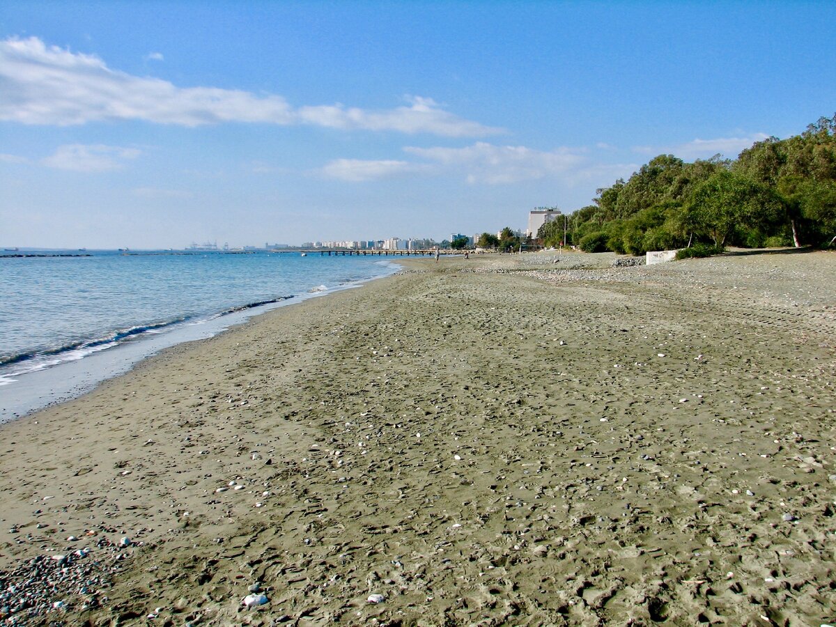 Пляж Дассуди в Лимассоле. Фото автора.