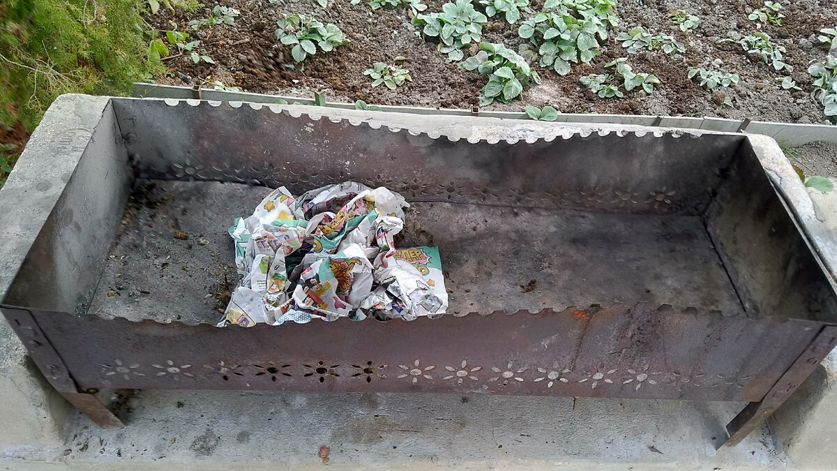 Именно газетная бумага лучше всего для розжига огня!