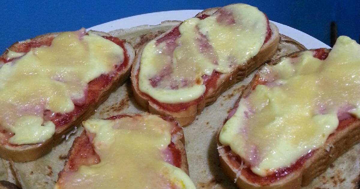 На хлеб или батон намазываем майонезом кетчупом  ,сверху кладем кружок колбасы и сверху сыр,отправляем в микроволновку на пять минут. 