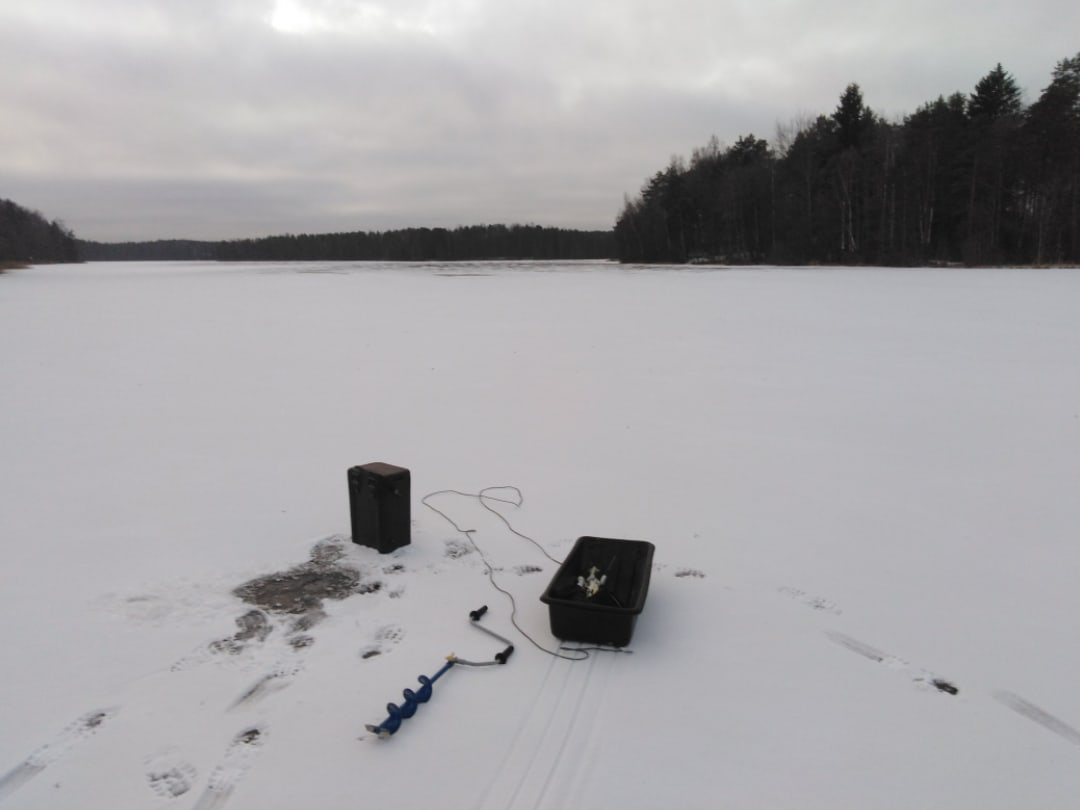 ледок около 5см. Двоих рядом почти не держит