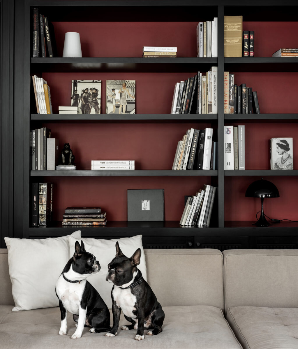 Фрагмент гостиной. Стеллаж, Attribut; светильник, Louis Poulsen.