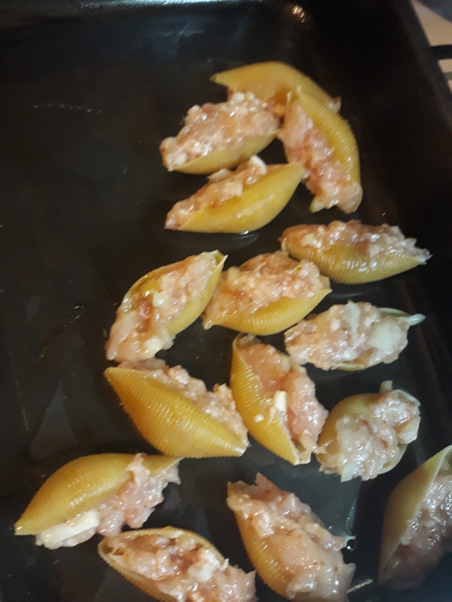 Выкладываем начинённые ракушки  противень