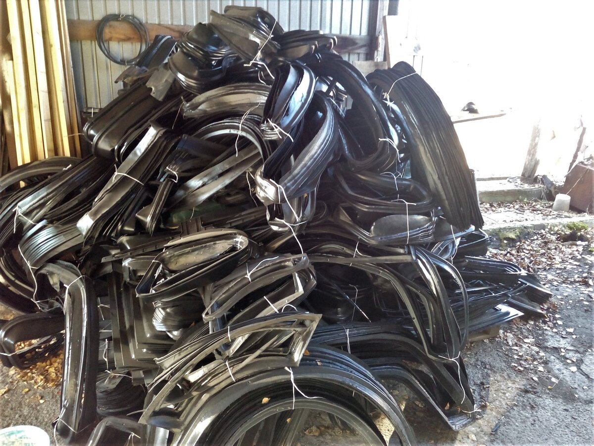 Кучка отходов резки, накопленная за несколько дней.