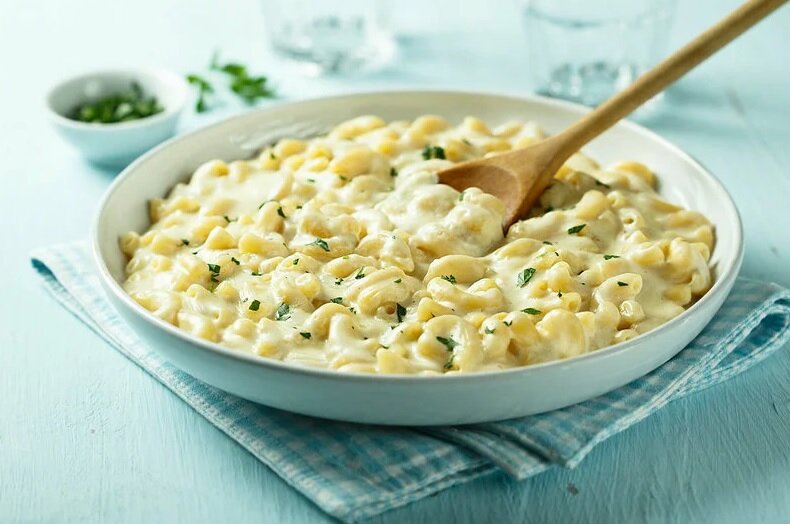 Засыпаем в молоко макароны