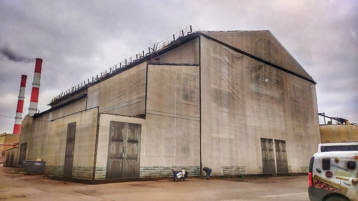 Реставрируемые или ремонтируемые здания имеют такой вид много лет