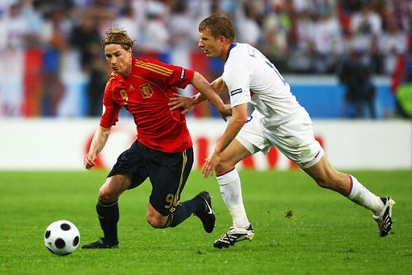 Денис Колодин против Фернандо Торреса в матче против сборной Испании на Евро-2008