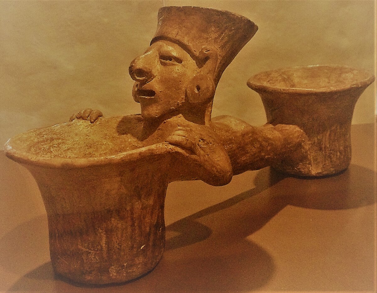 Культура Мантеньо-Гуанкавилька, скульптура мужчины соединяющего две вазы.