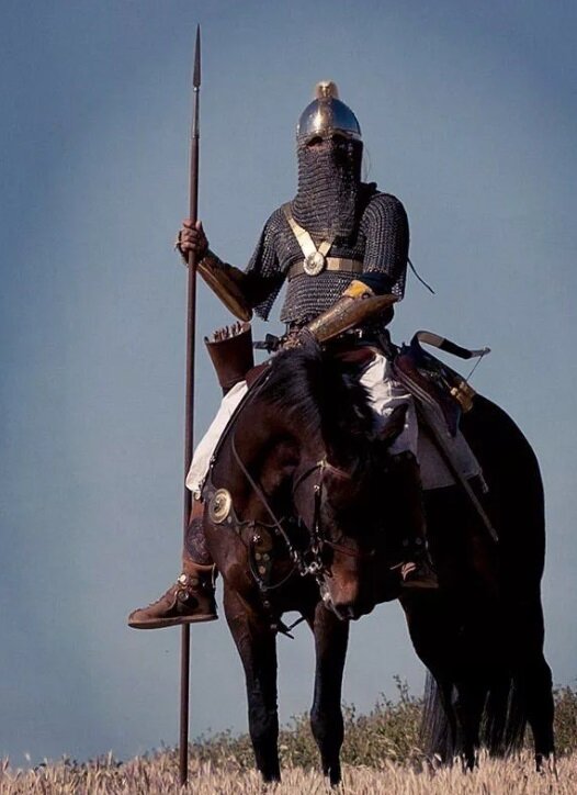 Источник фото https://i.pinimg.com/736x/a7/fa/df/a7fadf55d65936d554e92045bce5f4ff--military-uniforms-middle-ages.jpg