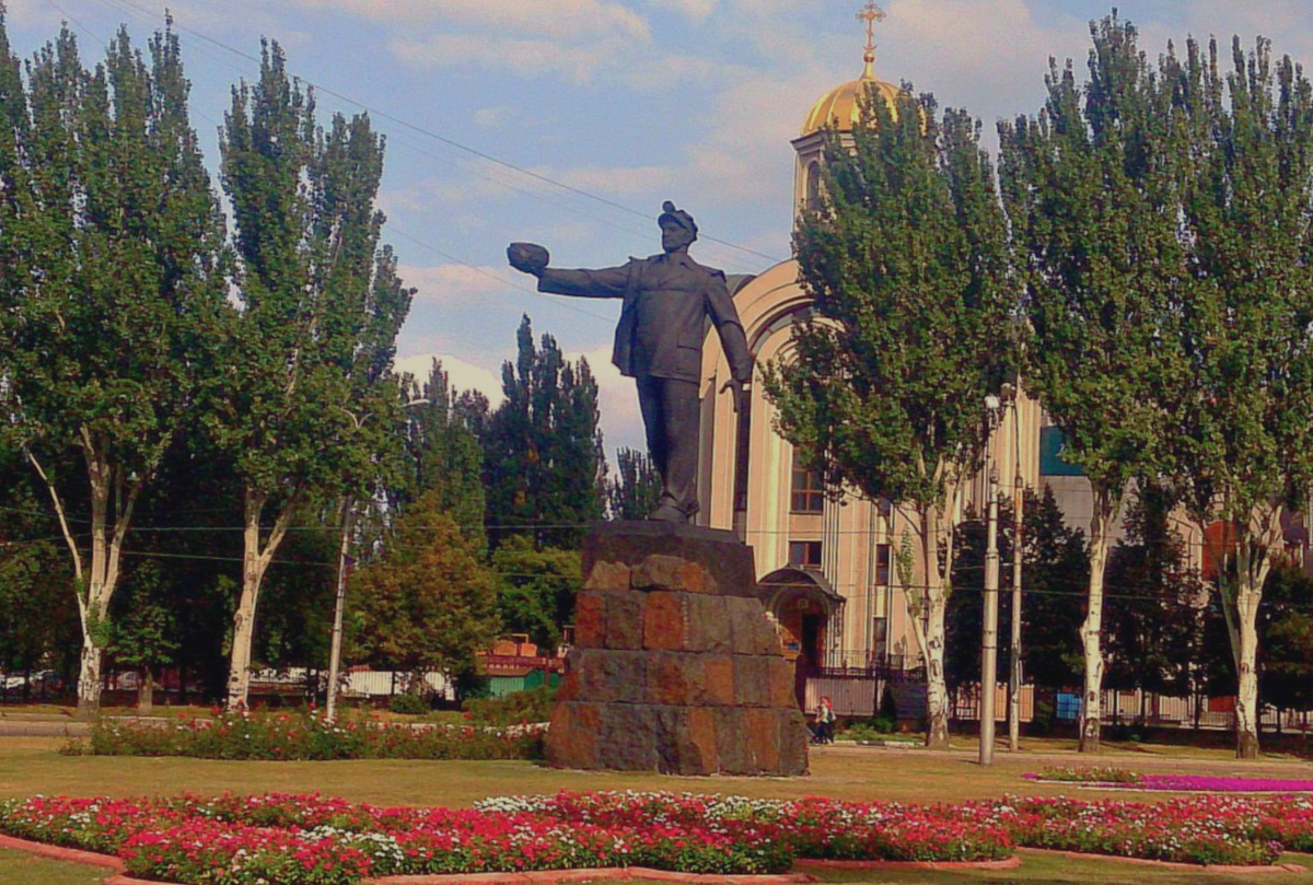 Памятник шахтеру — символ Донецка