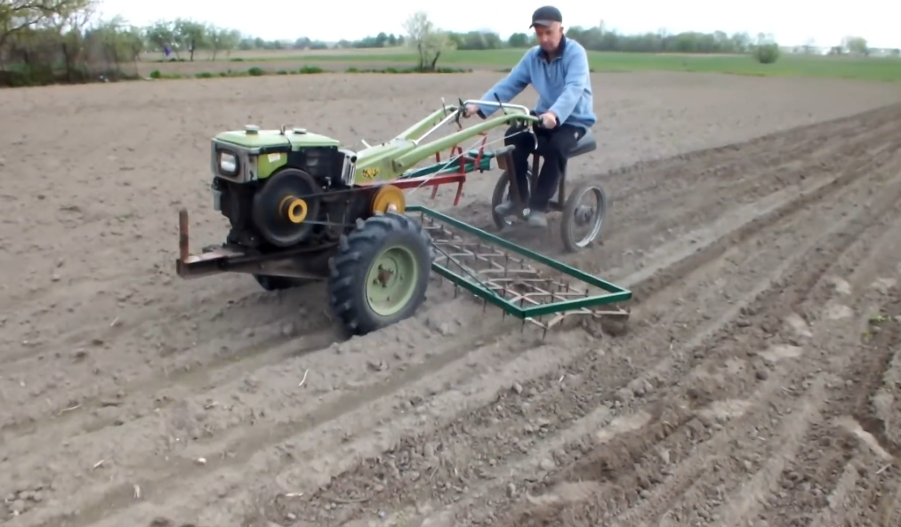 Мотоблок с боронами.