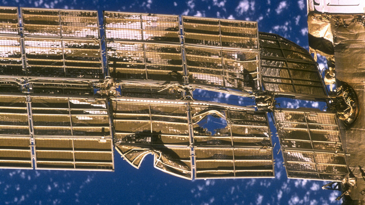Станция "Мир", в 1997 году, получила повреждения после столкновения с кораблем снабжения. Фото: bloomberg.com