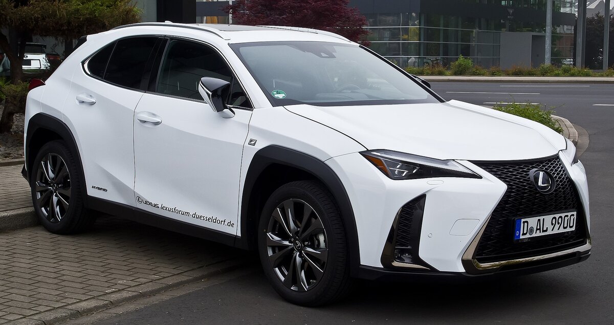 2020 Lexus UX 250h F Sport (MZAH10) имеет чисто электрическую модификацию Lexus UX300e. Производитель Тойота. (Wikipedia.org)