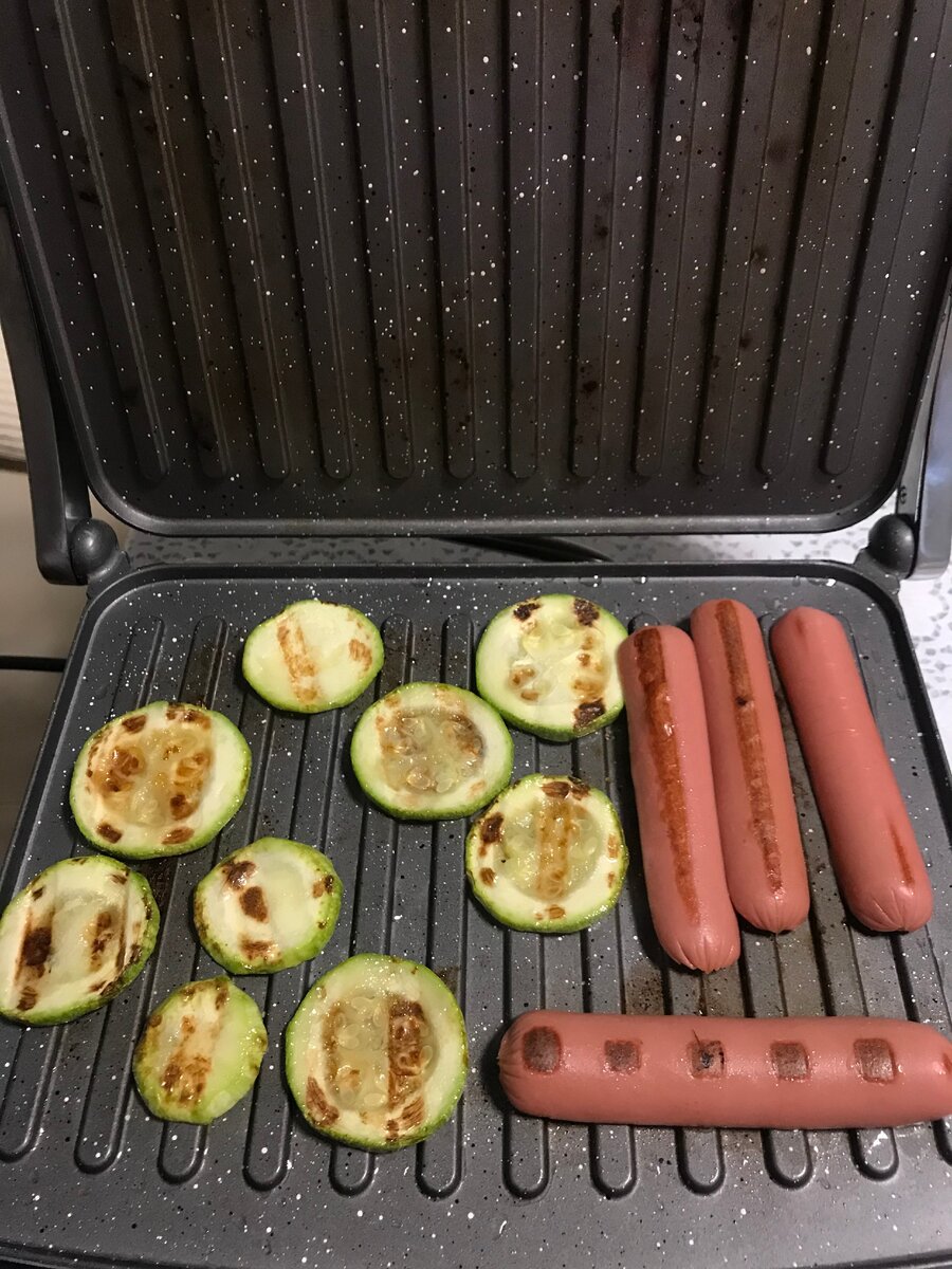 А вот и завтрак готов!  Бутерброд с кабачком и сосиски:) Очень вкусно!