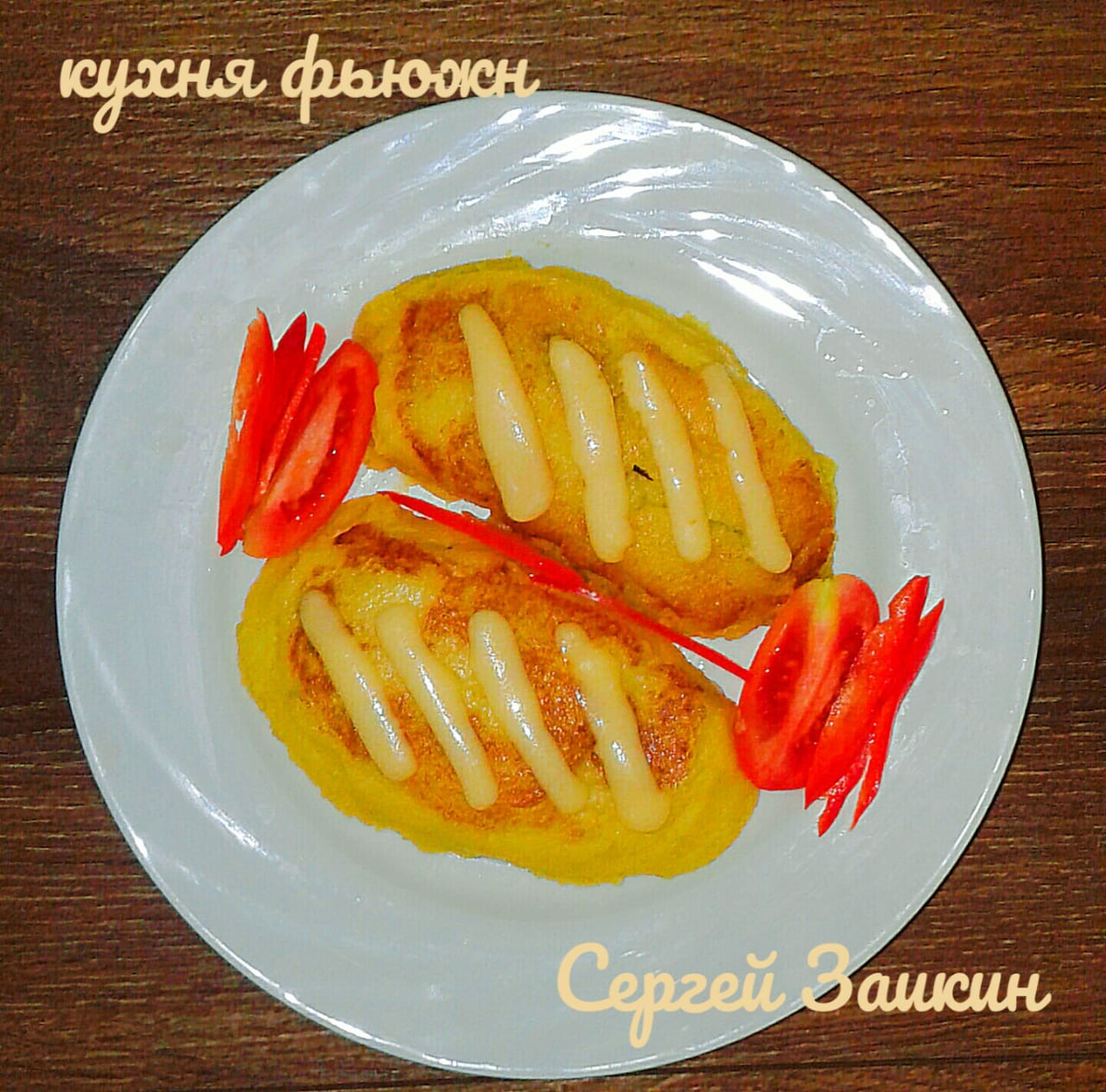 Украшаем полосками сыра, затем даем им расплавится в микроволновке