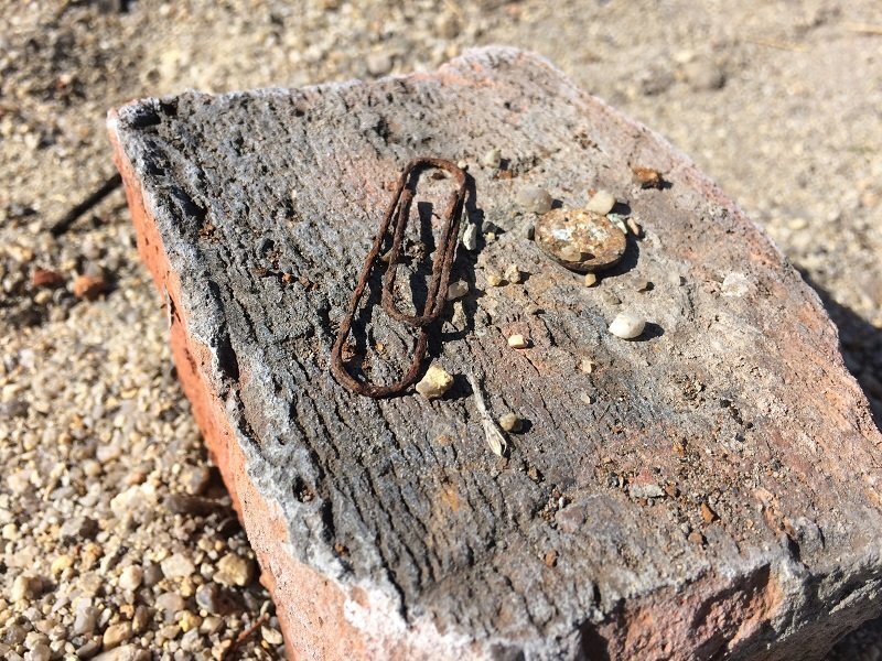 Стальная скрепка и монета номиналом в 1 копейку