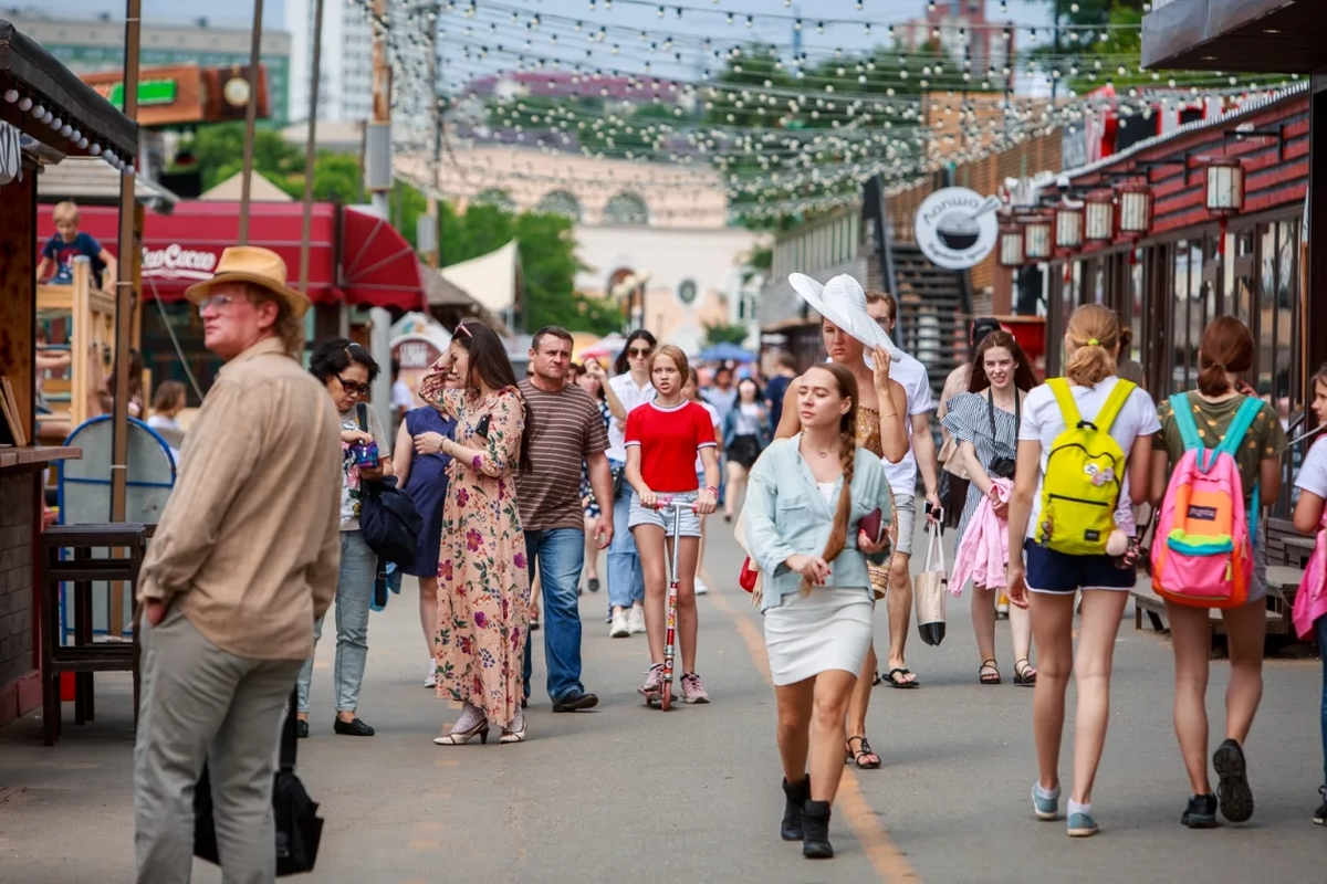 Многие из жителей города. Люди на улице. Фото людей на улице. Люди в городе. Люди на улице летом.