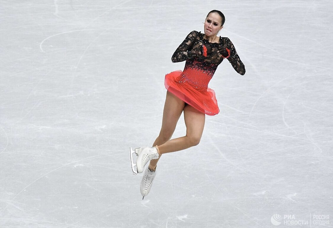 Алина Загитова во время прыжка.