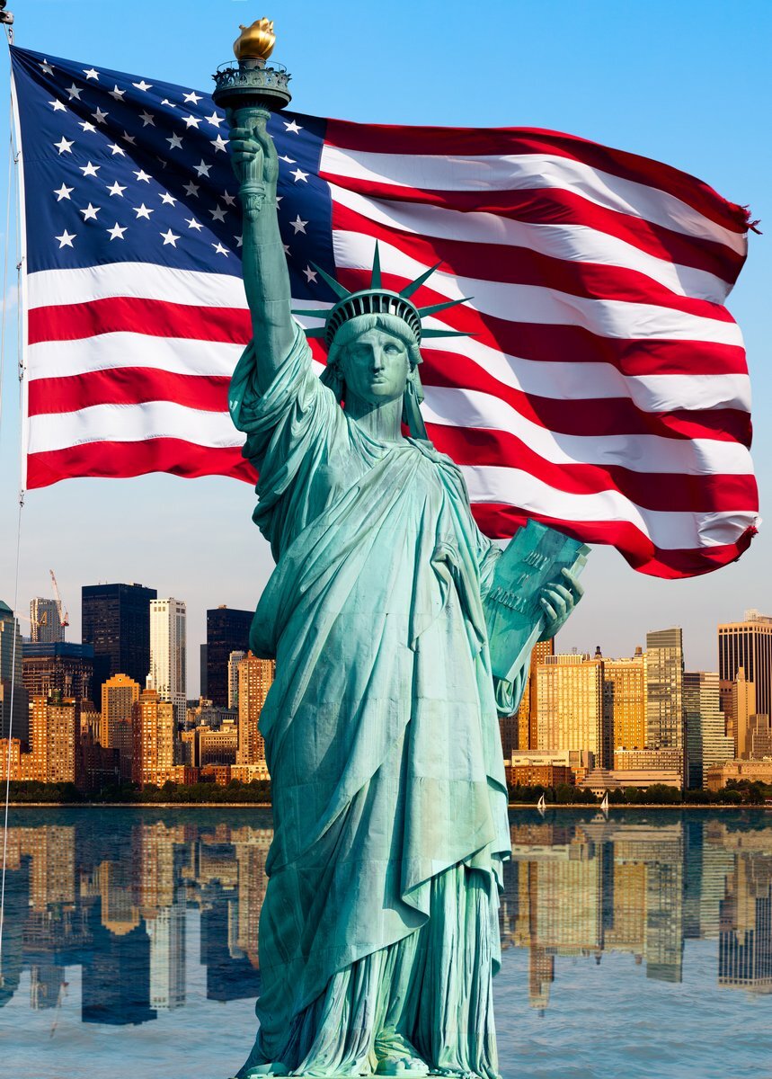 Ковид в сша. США Нью-Йорк статуя свободы. Статуя свободы Нью-йор. Статуя свободы Нью-Йорк фото. Статуя свободы Нью-Йорк американский флаг.