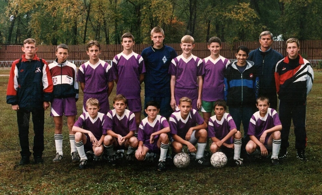Юрий Жирков (третий слева в нижнем ряду) с юношеской командой, которую тренировал Валерий Шарапов (второй справа в верхнем ряду).