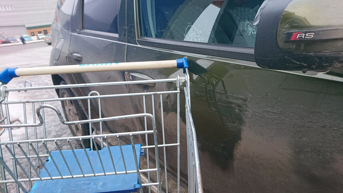 На парковке супермаркета