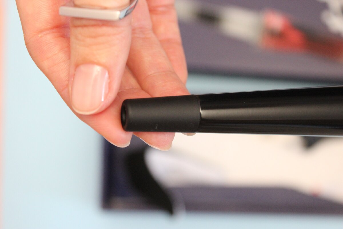 Наконечник не греется, это очень удобно, в комплекте идет термонапальчник. Есть подставка, благодаря которой плойка не соприкасается с поверхностью стола.