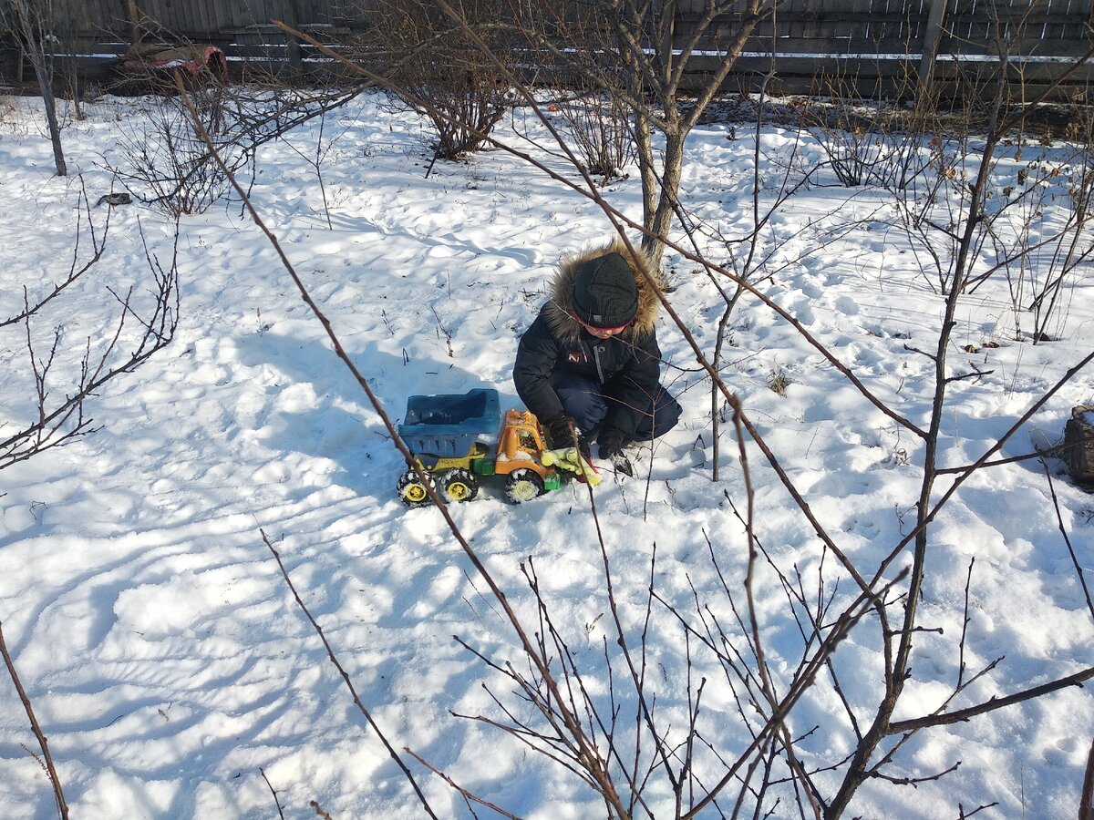 Внук играет в саду.