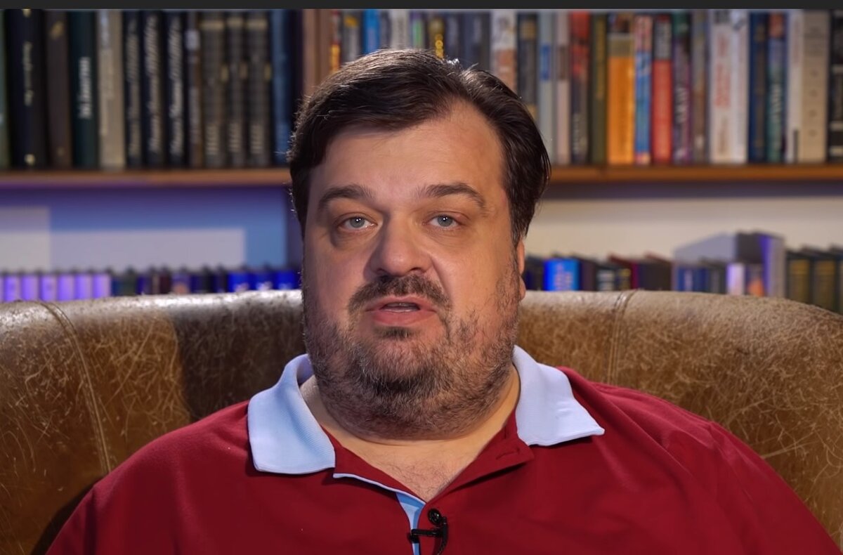 Василий Уткин в комфортном кресле ведет "Футбольный клуб"