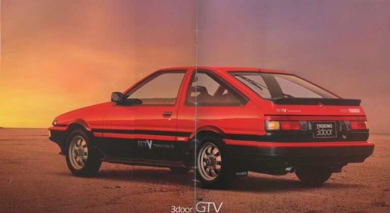 Toyota Corolla Sprinter Trueno предлагался как в двух так и трехдверном кузовеНовая модель под индексом AE86 была основана на платформе Corolla TE71 предыдущего поколения. Под руководством талантливого инженера Нобуаки Катаямы, специалисты модернизировали подвеску и установили новую дисковую тормозную систему. Но главное, под капотом АЕ86 прописался новый двигатель 4A-GE. Это первый 4-цилиндровый мотор японской компании с четырьмя клапанами на цилиндр и двумя распредвалами (DOHC). Кроме того, он был оснащен инновационной системой изменения геометрии впускного коллектора T-VIS и инжекторной системой питания.